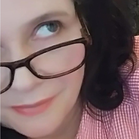 Meet your Posher, Lisa - Picture 2 of 2